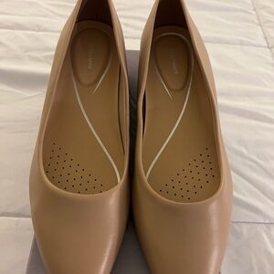 Easy Spirit flats; never worn, original box, no pets/no smoking. Ready to ship!